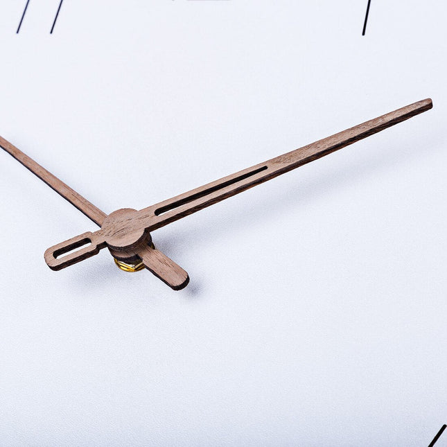 Minimalistisk Skandinavisk Väggklocka i Trä