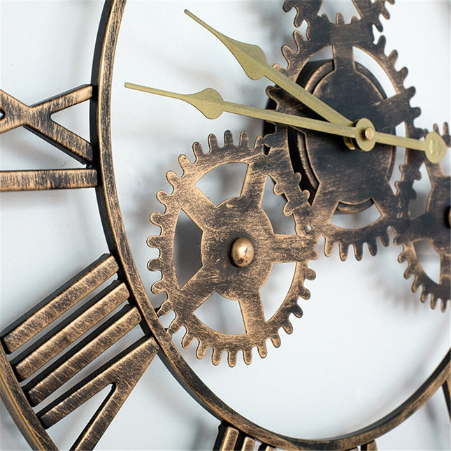 Stor metallklocka med romerska siffror