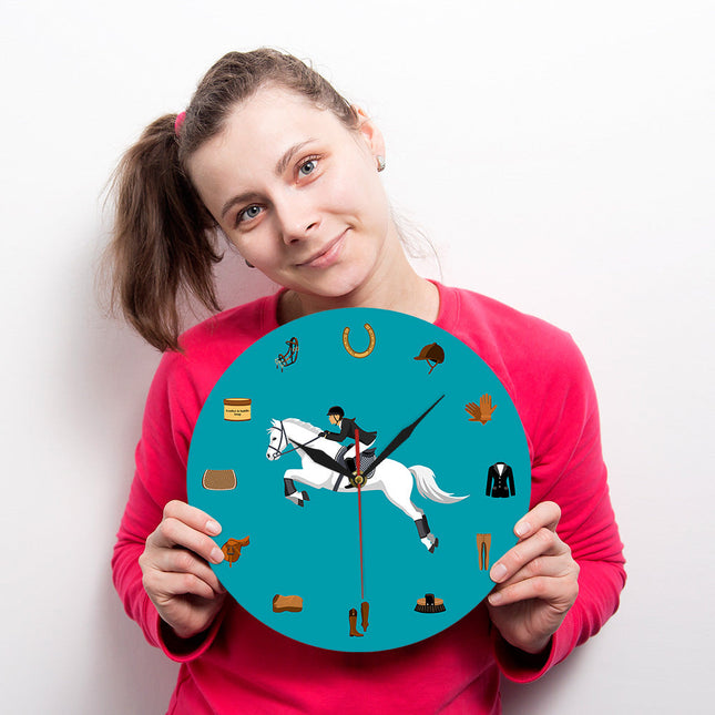 Blå väggklocka med ridsportmotiv