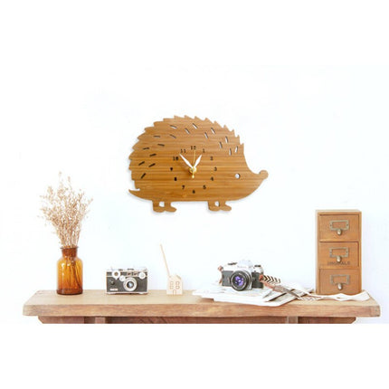 Väggklocka i trä formad som igelkott
