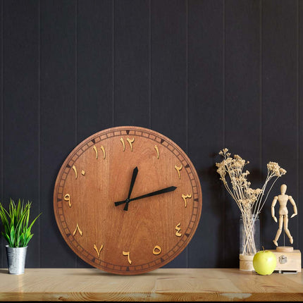 Väggklocka i trä med arabiska siffror