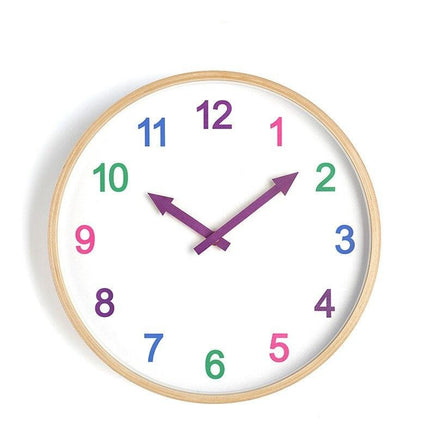 Väggklocka i trä med färgglada siffror