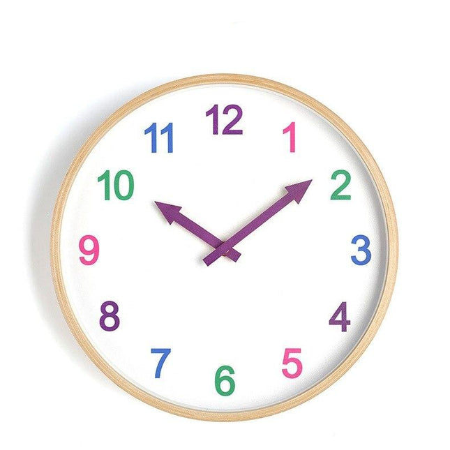 Väggklocka i trä med färgglada siffror