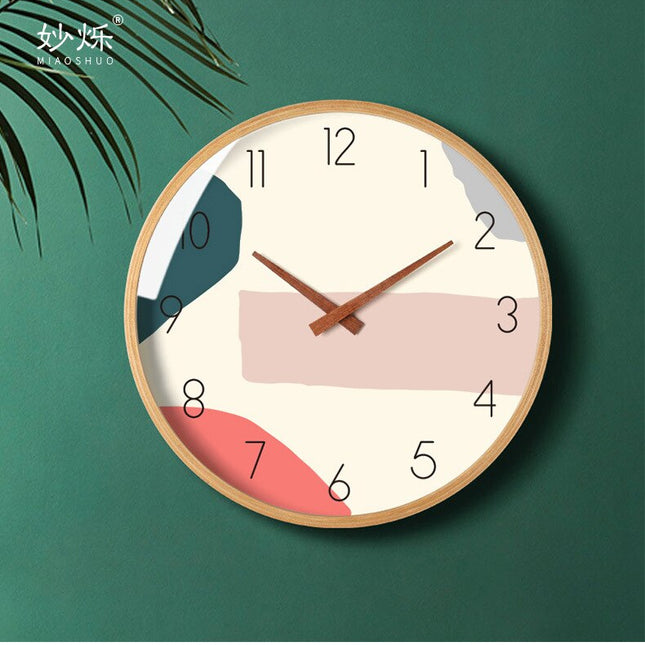 Kreativ väggklocka i trä med pastellfärger