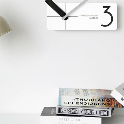 Modern rektangulär väggklocka i trä