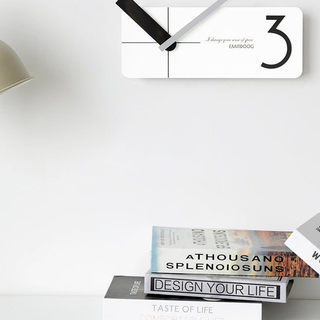 Modern rektangulär väggklocka i trä