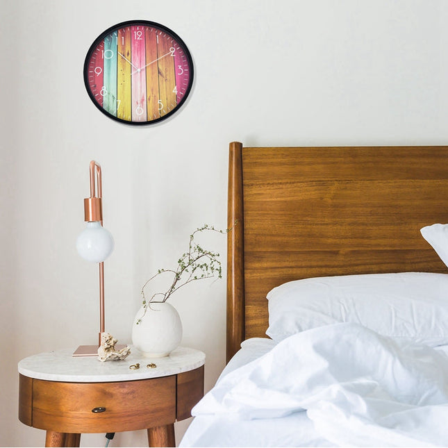 Färgglad väggklocka med träimitation
