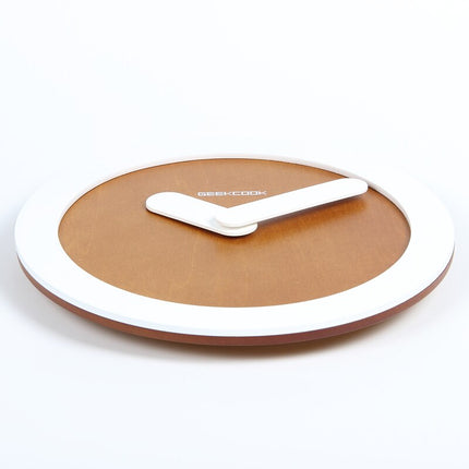 Modern väggklocka med tjocka visare