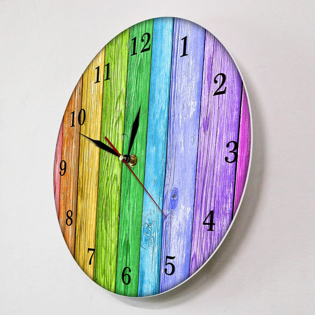 Färgglad väggklocka med regnbågsdesign