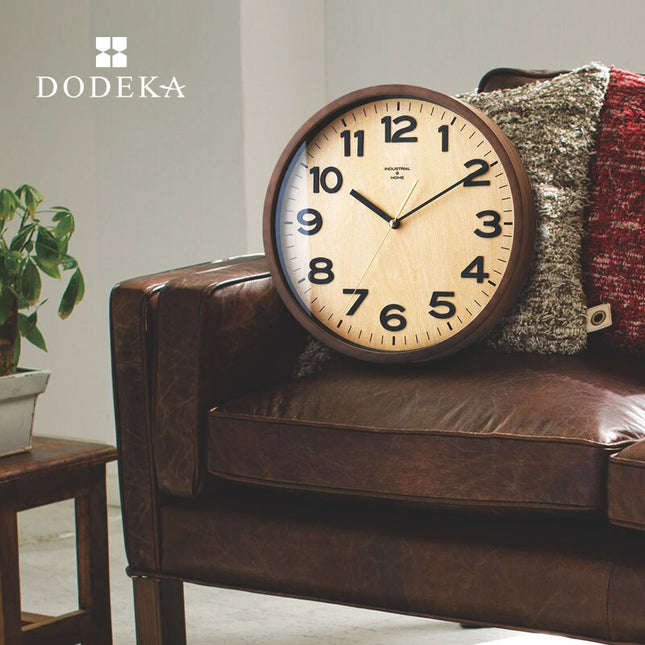 Tyst väggklocka i trä med glas