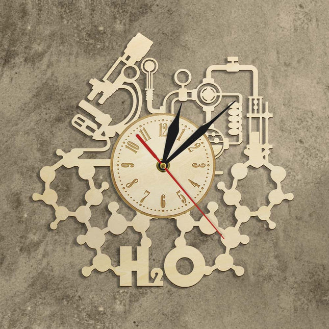 Väggklocka i trä med kemitema