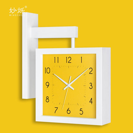 Fyrkantig dubbelsidig väggklocka i trä