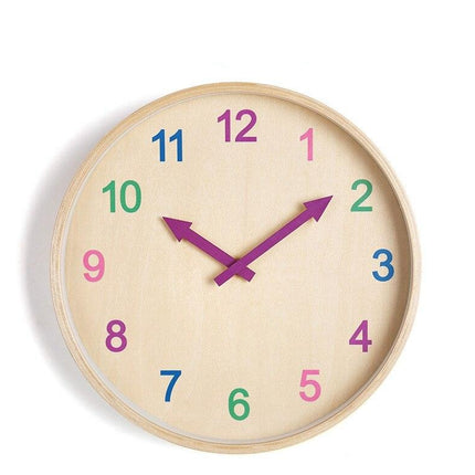 Väggklocka i trä med färgglada siffror