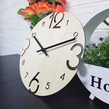 Väggklocka i trä med stora siffror