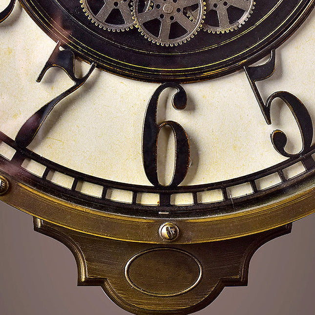 Antik väggklocka med pendel design