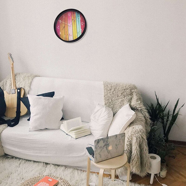 Färgglad väggklocka med träimitation