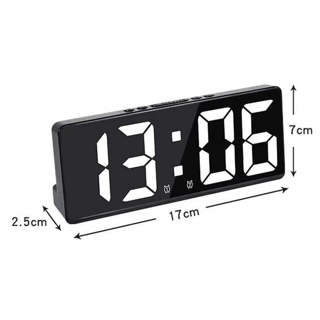 Liten digital bordsklocka med LED-display