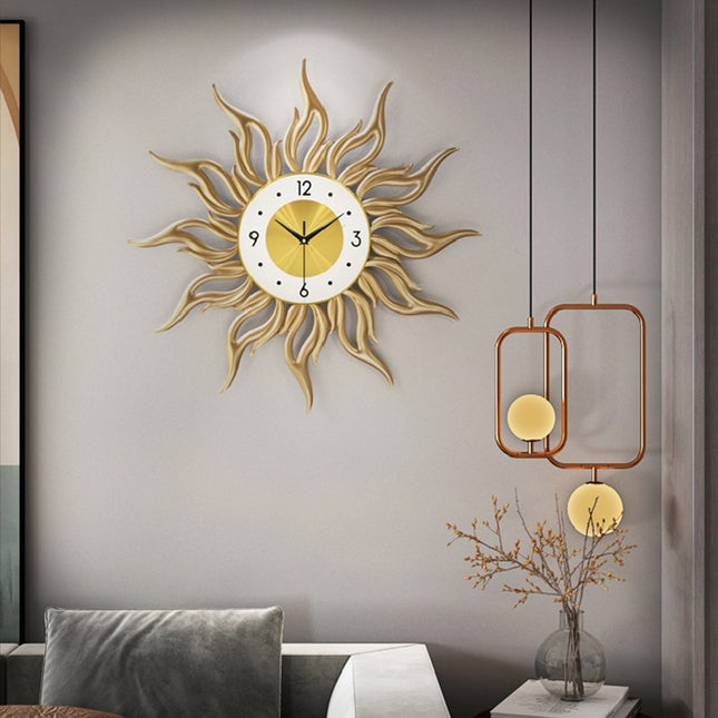 Modern väggklocka i form av sol
