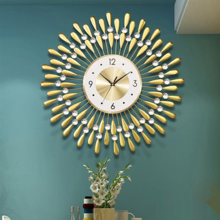 Modern väggklocka i form av sol