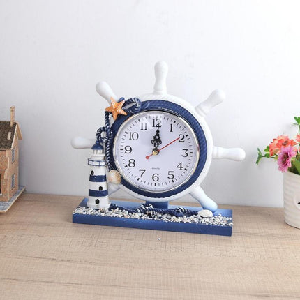 Maritim bordsklocka med fyr och roder