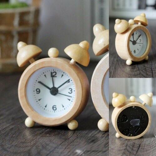 Liten rund väckarklocka i ljust trä