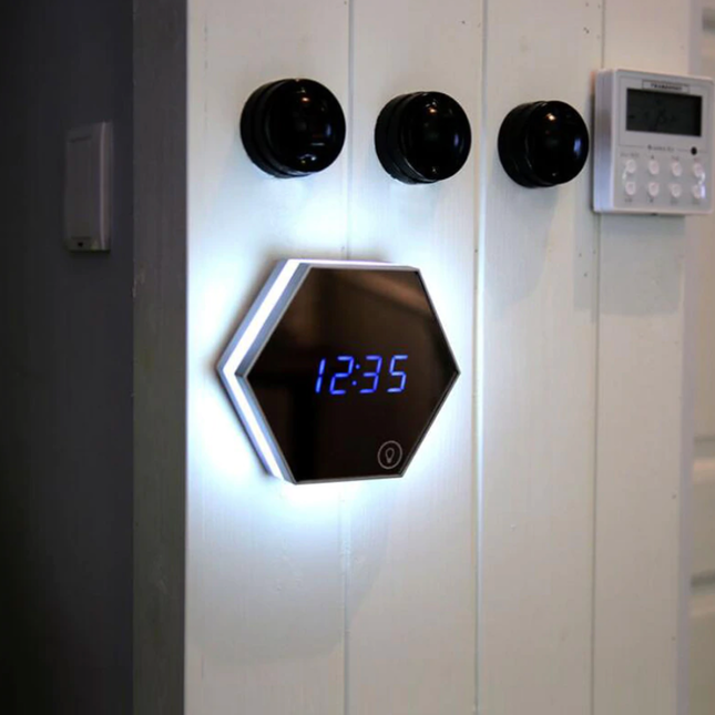 Futuristisk digital väggklocka med spegel