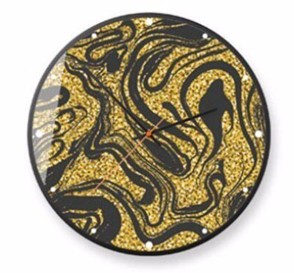 Rund väggklocka med abstrakt guldmönster