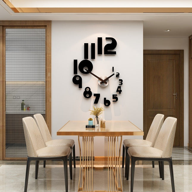 Stor svart väggklocka med klistermärken