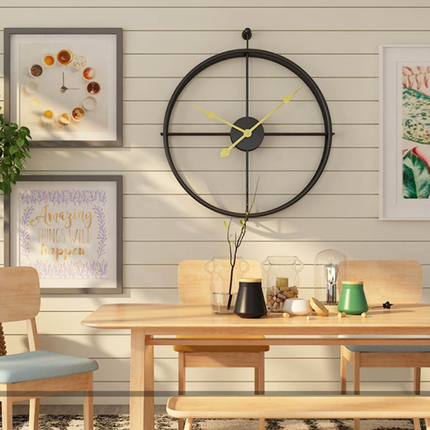 Guldfärgad väggklocka i metall skandinavisk