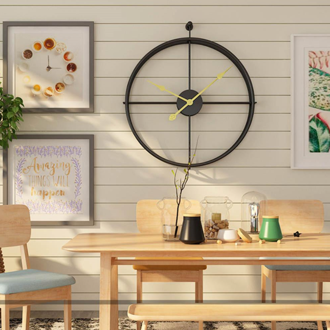 Guldfärgad väggklocka i metall skandinavisk