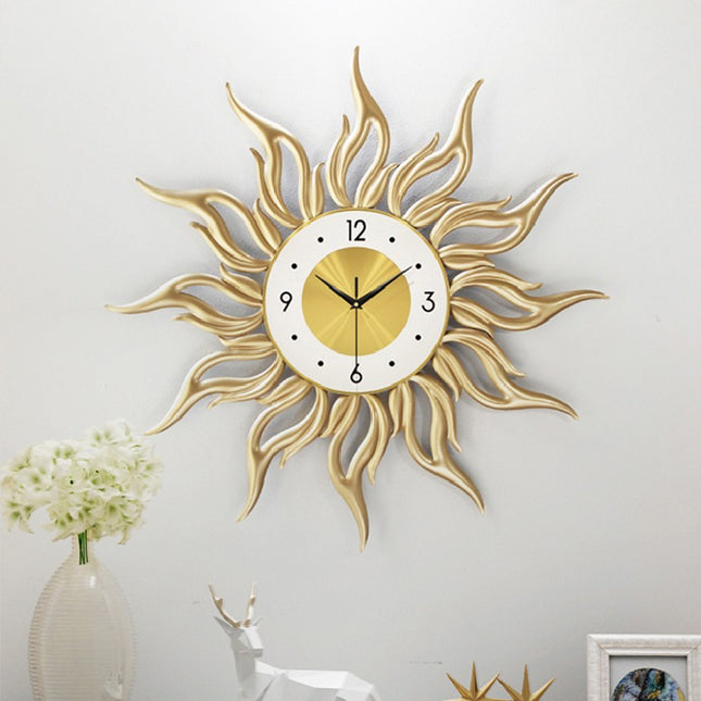 Modern väggklocka i form av sol