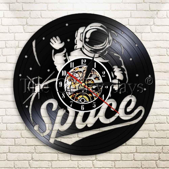 Väggklocka i vinyl med astronautmotiv