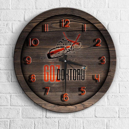 Rustik väggklocka med röda siffror