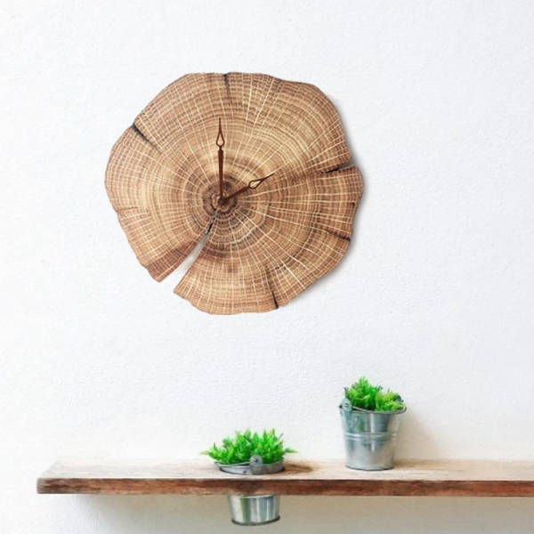 Rustik väggklocka av äkta träskiva