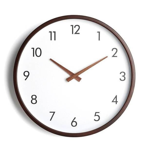 Klassisk väggklocka i trä för kontor