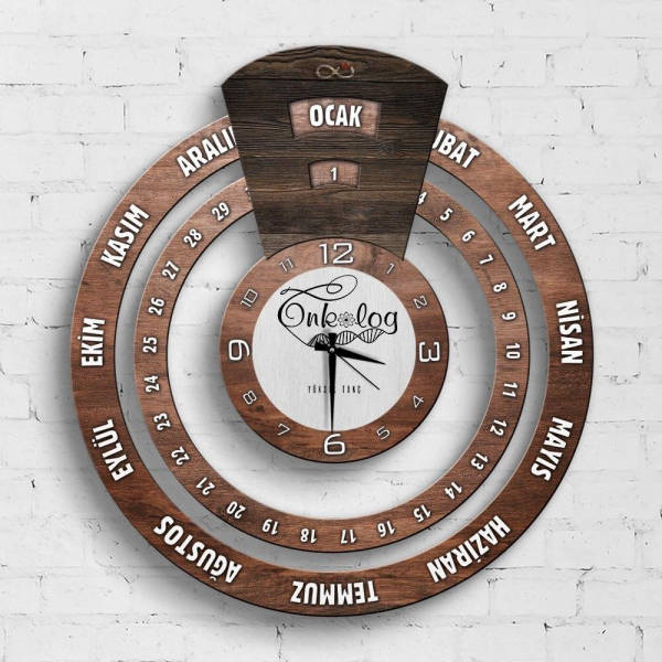 Väggklocka i trä med evighetskalender