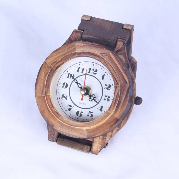 Väggklocka i trä som ett armbandsur