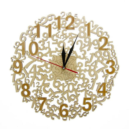 Väggklocka i trä med kaotiska siffror