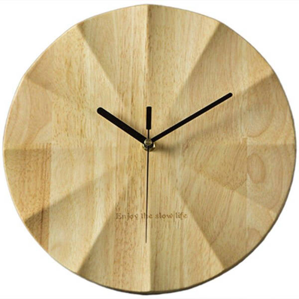 Modern väggklocka i geometriskt trä