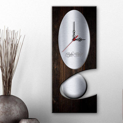 Modern pendelklocka i trä och metall