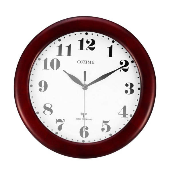 Retro väggklocka i mörkt trä