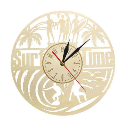 Väggklocka i trä med surftema