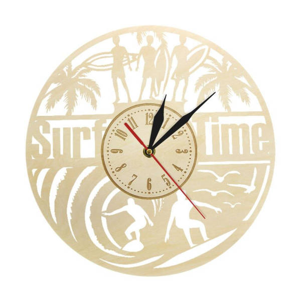 Väggklocka i trä med surftema