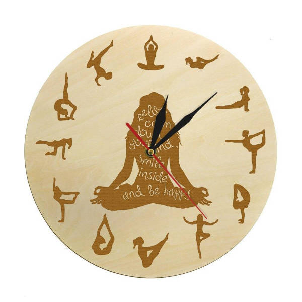 Väggklocka i trä med yogapositioner