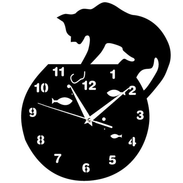 Väggklocka med katt och fiskar motiv