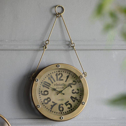 Hängande väggklocka i industriell vintagestil