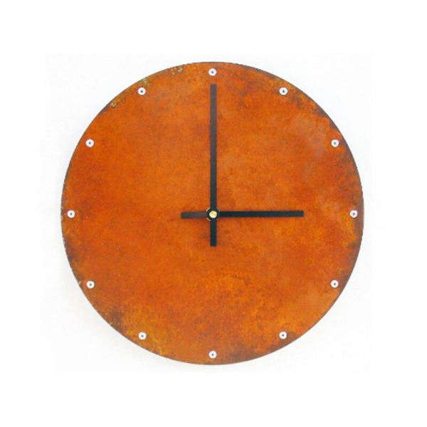 Industriell väggklocka med rostig effekt