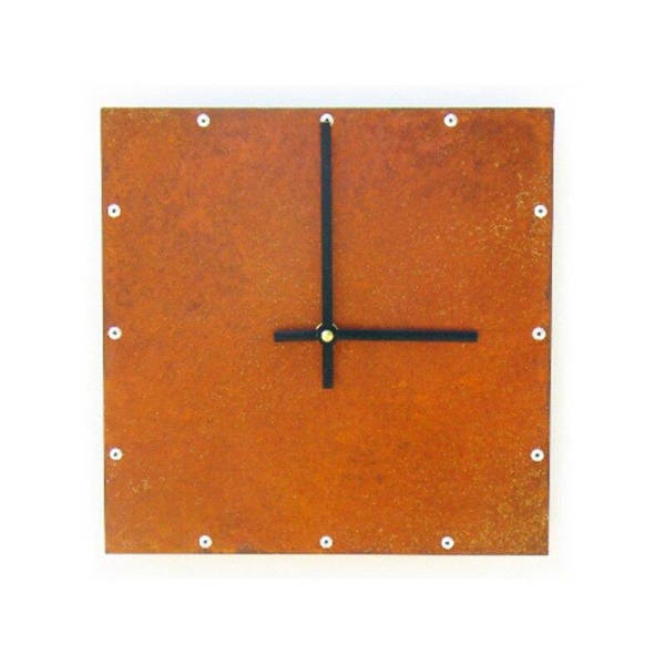 Fyrkantig väggklocka med rostig design