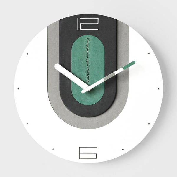 Färgglad väggklocka i industriell design