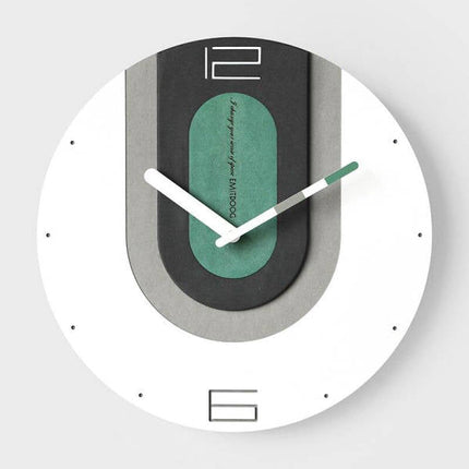 Färgglad väggklocka i industriell design